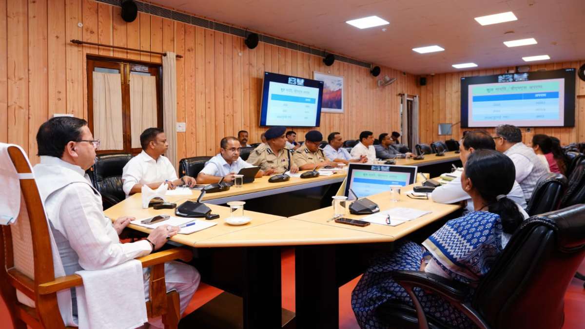 CM धामी ने पुलिस अधिकारियों की ली समीक्षा बैठक, ज्वेलरी दुकानों पर डकैती को लेकर जताई नाराजगी, दिए ये निर्देश