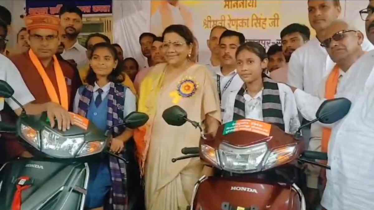 विधायक रेणुका ने पूरा किया वादा, दो टॉपर छात्राओं को दी स्कूटी, छात्राें और शिक्षकों के लिए की ये बड़ी घोषणा…