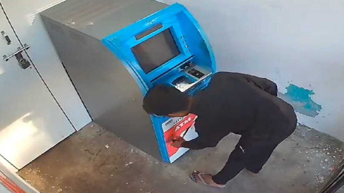 सुरक्षित नहीं ATM : पलक झपकते ही एटीएम से लाखों चुरा ले गया बदमाश, Video देख आपको भी नहीं होगा यकीन