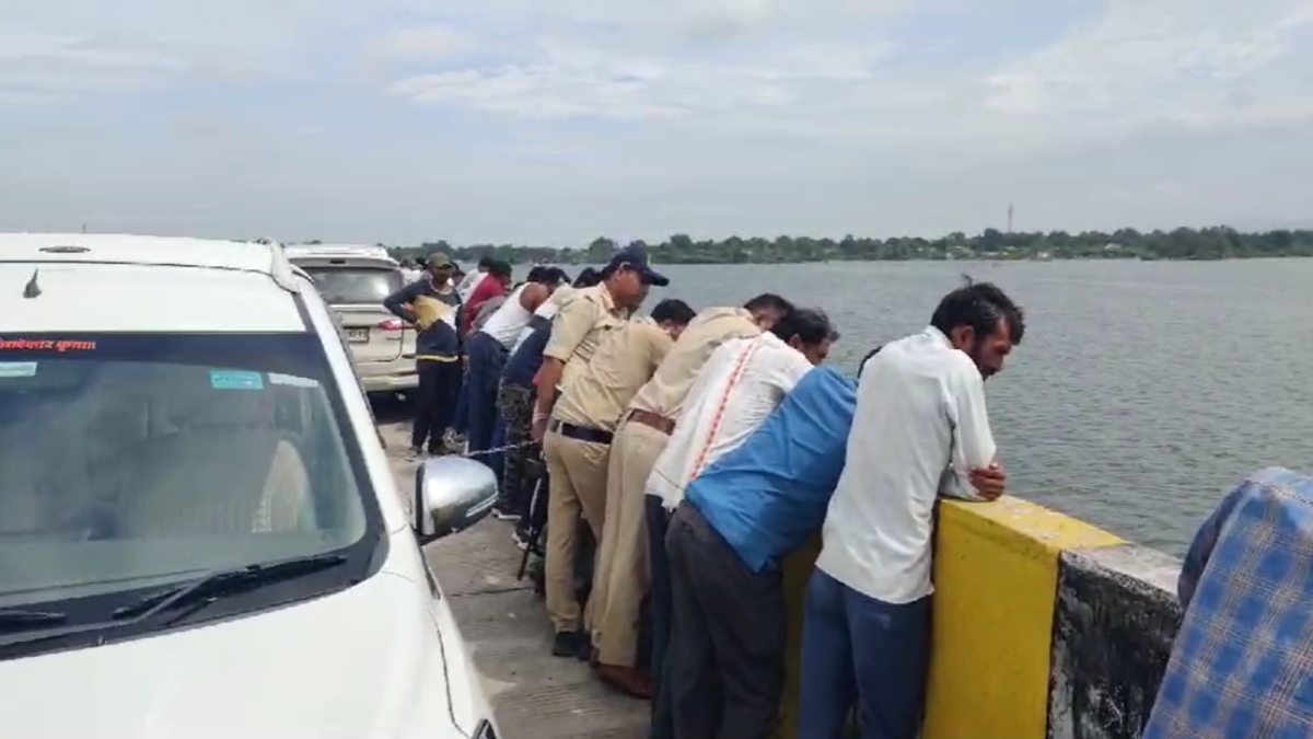 प्रेमी के घर पहुंच प्रेमिका ने दुपट्टे से लगाई फांसीः घबराए प्रेमी और जीजा ने प्रेमिका का शव नदी में फेंका, तलाश जारी