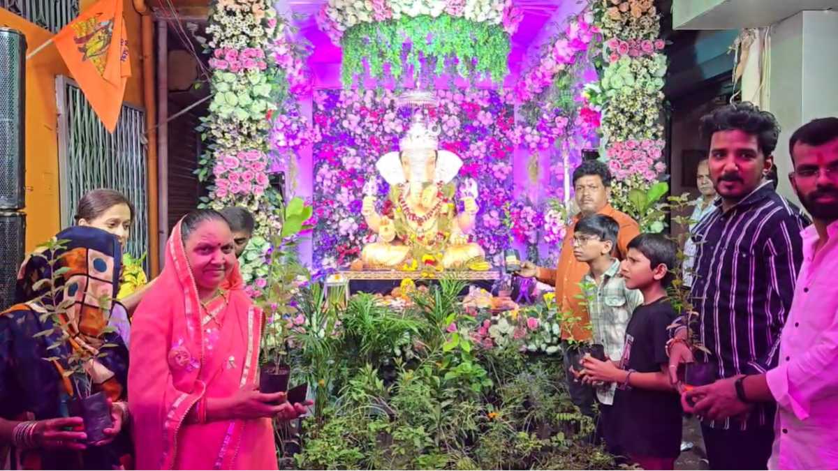 एक पेड़ गणपति के नामः गणेश पंडाल से पर्यावरण संरक्षण का संदेश, प्रसाद के साथ पौधों का वितरण