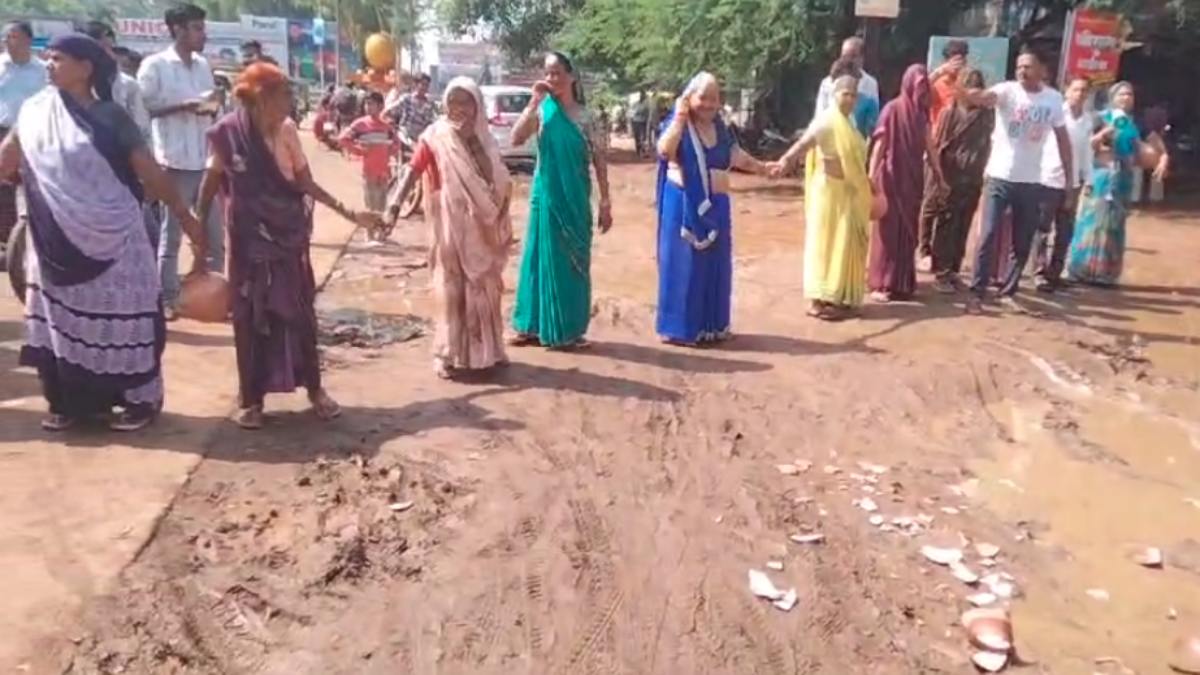 ‘मंत्री जी.. नल तो है पर पानी कहां है’ ? सिंधिया के क्षेत्र में पेयजल काे लेकर हाहाकार, कई दिनों से सप्लाई ठप्प, कब होगा समाधान