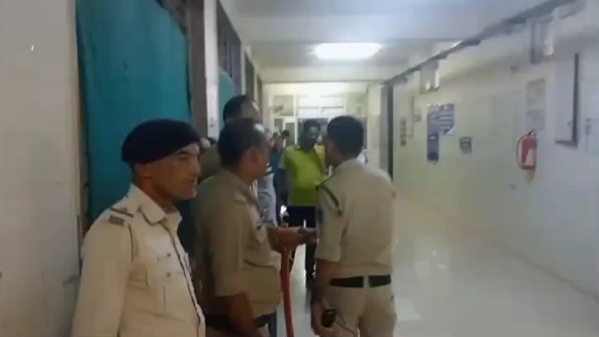 बुंदेलखंड मेडिकल कॉलेज में देर रात हंगामा: प्रसूता की मौत पर भड़के परिजन के साथ मेडिकल छात्रों ने की मारपीट