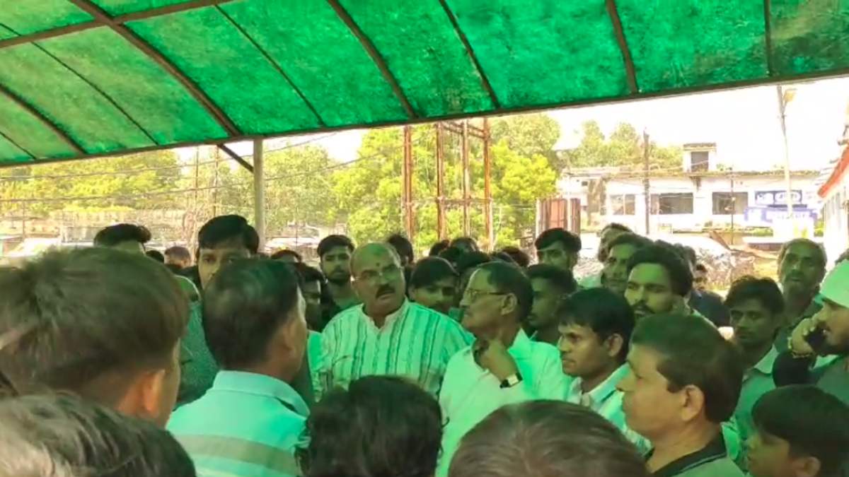 घर में पटाखा फेंकने का आरोप: धार्मिक जुलूस को लेकर भोई समाज ने जताई आपत्ति, किया थाने का घेराव
