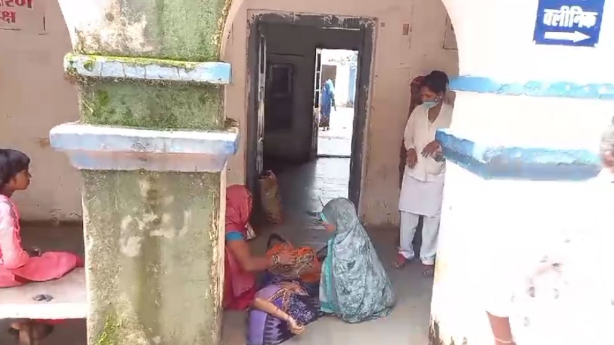 MP में दम तोड़ती स्वास्थ्य व्यवस्था! प्रसूता ने अस्पताल के बाहर जमीन पर दिया बच्चे को जन्म, मूकदर्शक बनी रही नर्स, कब सुधरेगा सिस्टम ?