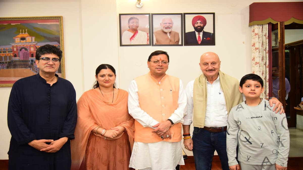 Uttarakhand News: CM धामी से मिले गीतकार प्रसून जोशी और अभिनेता अनुपम खेर, इस पर की चर्चा