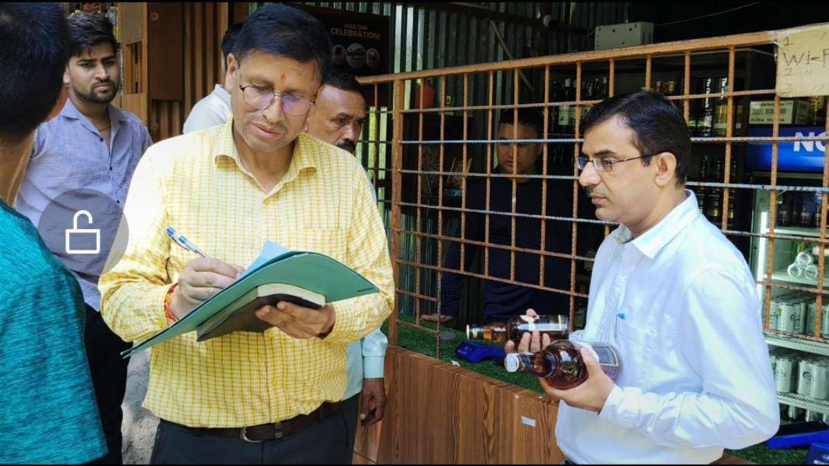 ‘शराब तस्करी बर्दाश्त नहीं किया जाएगा…’, शराब दुकानों पर आबकारी विभाग की छापेमारी कार्रवाई, मचा हड़कंप