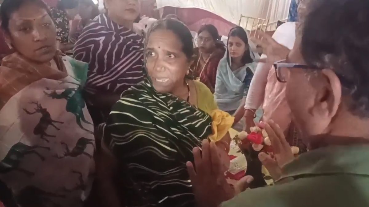 ‘वोट मांगने तो हाथ जोड़कर आए थे…’ केंद्रीय राज्यमंत्री और विधायक को महिला ने जमकर सुनाई खरी-खोटी, शिकायत सुन माननीय भी हुए हैरान