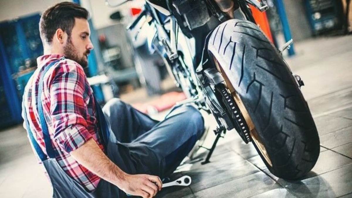 Bike Maintenance Tips: अपनी बाइक खुद करना चाहते हैं सर्विसिंग ? तो इन टिप्स को फॉलो कर घर पर ही कर सकते हैं अच्छी मेंटेनेंस…