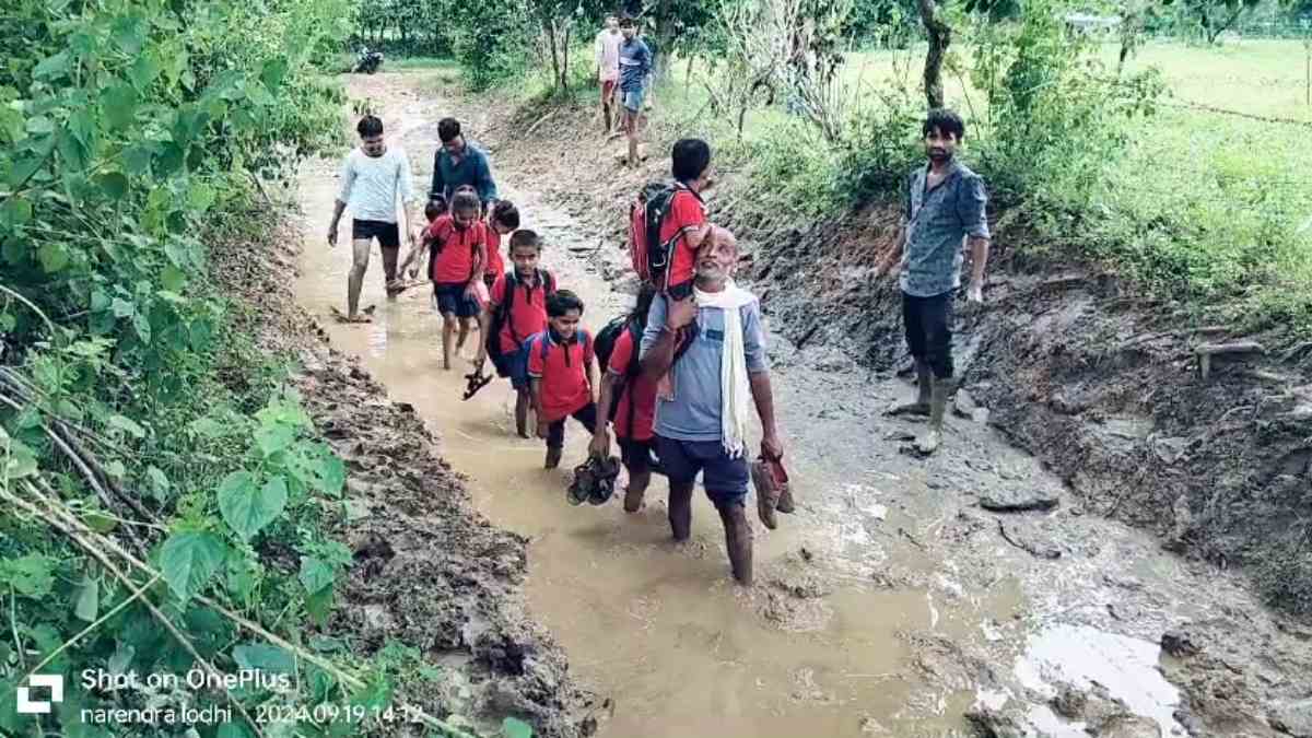 विकास की ये कैसी तस्वीर ? कंधों पर बैग, हाथों में चप्पलें और कीचड़ से सनी सड़क, चुनौतियों को पार कर स्कूल पहुंच रहे बच्चे, मंत्री उदय प्रताप सिंह कब होगा समाधान ?