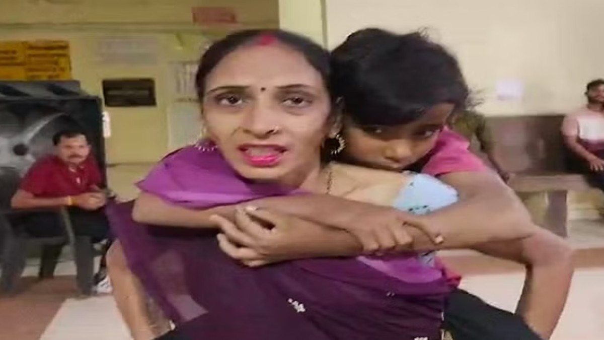 UP में स्वास्थ्य सेवाएं बदहाल : बेटे को पीठ पर लादकर भटकती रही मां, इलाज तो दूर नहीं मिला स्ट्रेचर