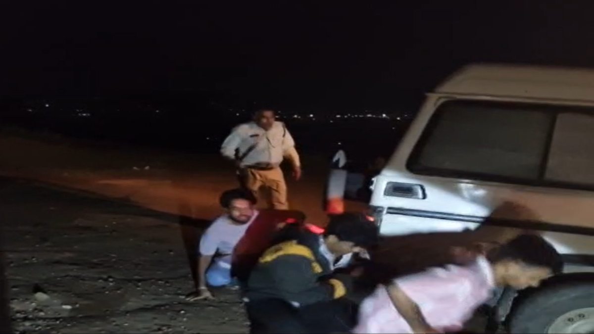 देर रात जाम गेट घूमने आए छात्रों को पुलिस ने पकड़ाः मेडिकेप्स यूनिवर्सिटी के छात्रों को लगवाई मेंढक चाल
