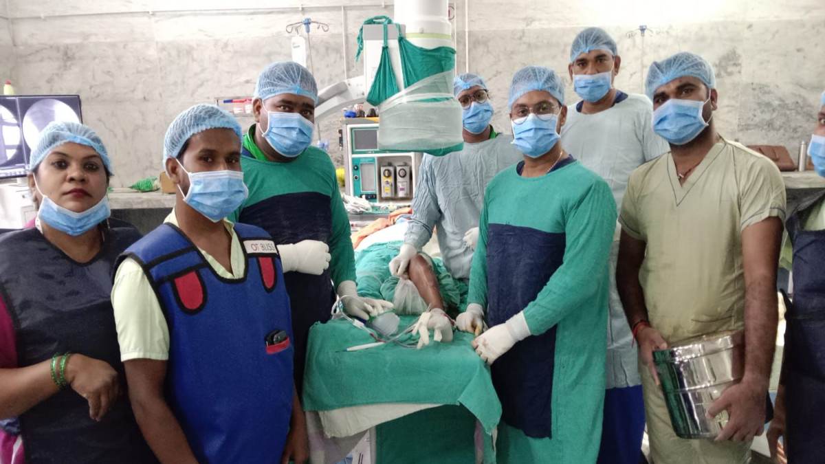 जिला अस्पताल में डॉक्टरों की टीम ने किया ‘हड्डी के कैंसर’ का सफल ऑपरेशन, सूजन और दर्द से परेशान था मरीज