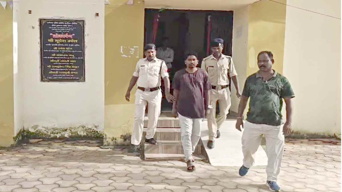 पुलिस कस्टडी से हथकड़ी समेत दो चोर फरार, SP ने लापरवाही बरतने वाले ASI, आरक्षक को किया निलंबित, एक प्रधान आरक्षक और नगर सैनिक लाइन अटैच