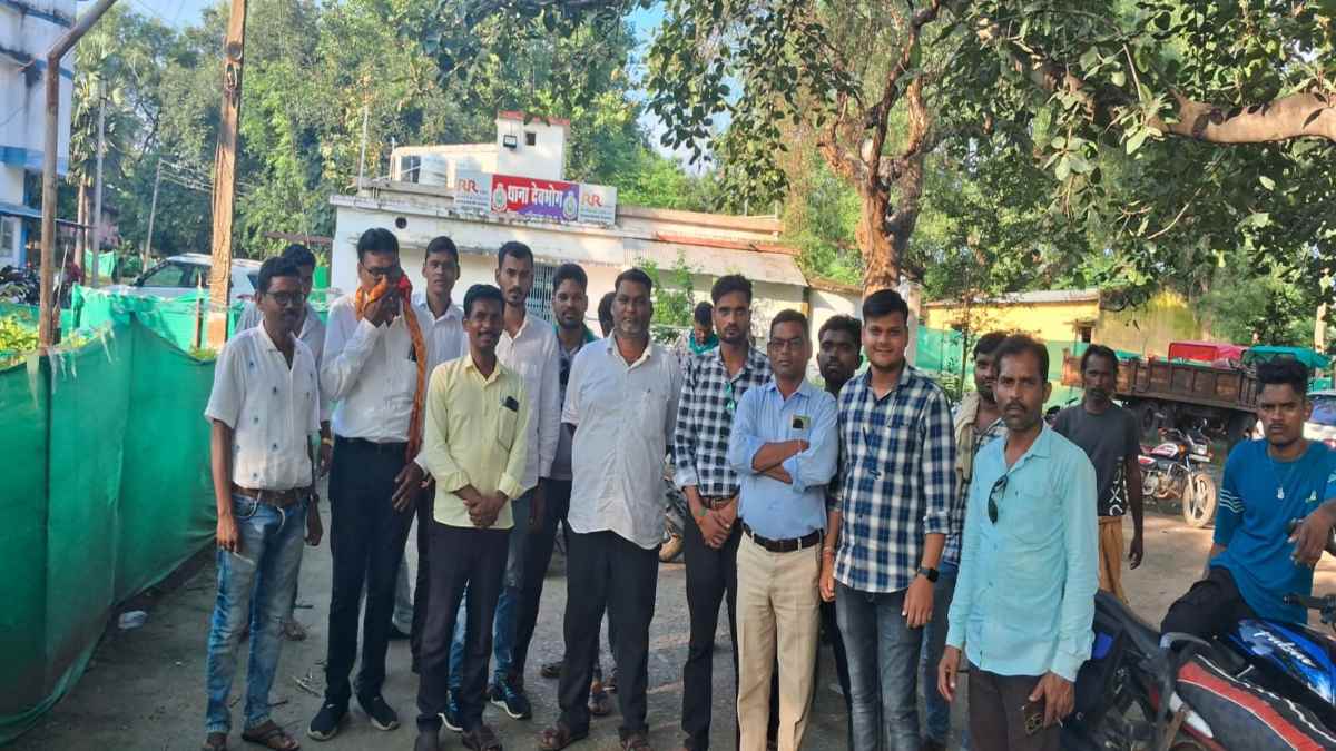 जनपद अध्यक्ष पति की गुंडागर्दी: युवक को दी जान से मारने की धमकी, आक्रोशित समाज ने थाने में दर्ज कराई शिकायत