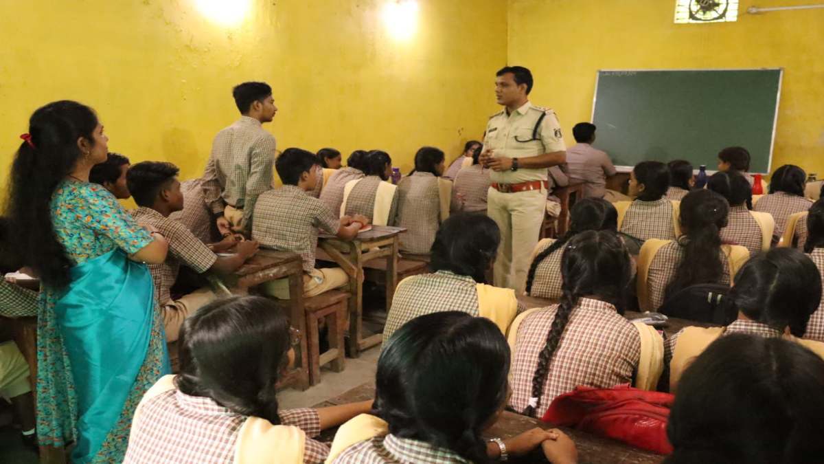 पुलिस की पहल: साइबर ठगी से बचाने स्कूलों में चलाया जा रहा अभियान, छात्रों को दी जा रही फ्राॅड से सचेत रहने की जानकारी
