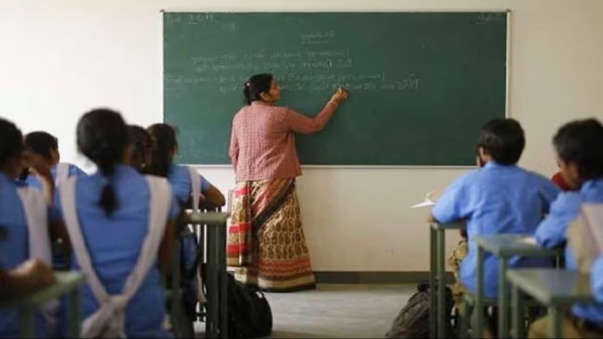 National Teachers Awards List 2024 : शिक्षा के क्षेत्र में बहुमूल्य योगदान के लिए सर्वश्रेष्ठ स्कूली शिक्षकों में देश के 50 टीचर्स का आया नाम, शिक्षक दिवस पर होंगे सम्मानित …