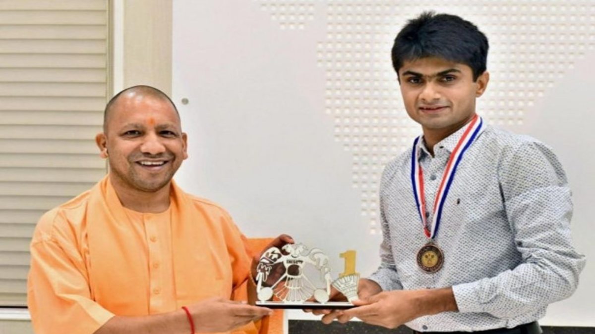 कभी स्कूल वालों ने एडमिशन देने से कर दिया था इनकार, आज हैं IAS, जानिए पैराओलंपिक में दो बार मैडल जीतने वाले की कहानी