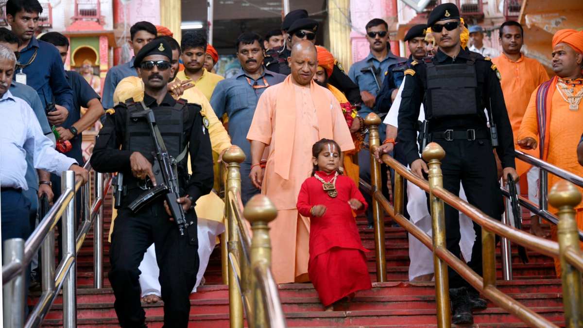 1 महीने में दूसरी बार CM योगी पहुंचे अयोध्या, रामलला के सामने झुकाया शीश, हनुमानगढ़ी में भी लगाई हाजिरी