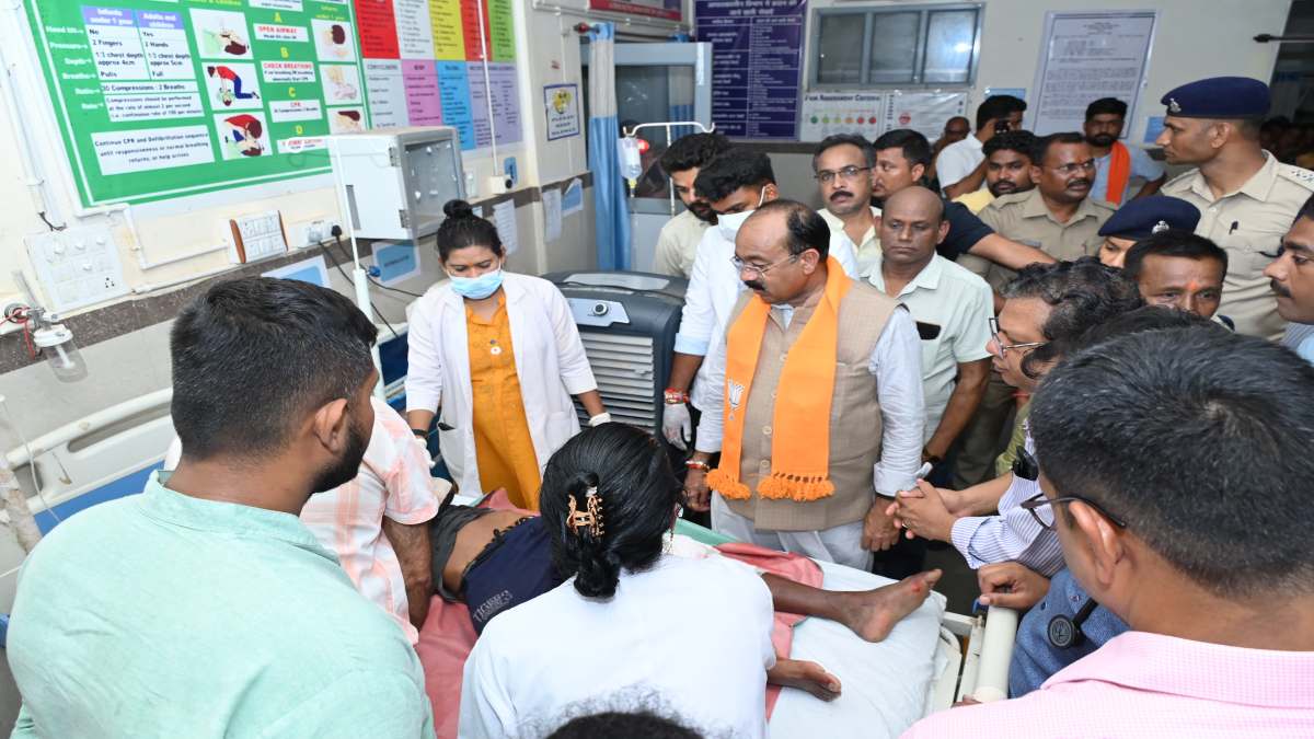 सड़क हादसे में घायल युवक को डिप्टी सीएम साव ने अस्पताल में कराया भर्ती, डाॅक्टरों को दिए बेहतर ईलाज के निर्देश