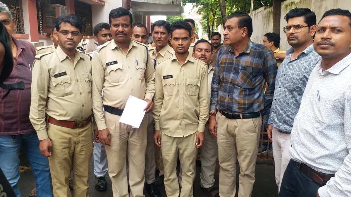 महिला जज ने चतुर्थ वर्ग कर्मचारी को मारा थप्पड़, विरोध में आक्रोशित कर्मचारियों ने किया काम बंद, मांगनी पड़ी माफी