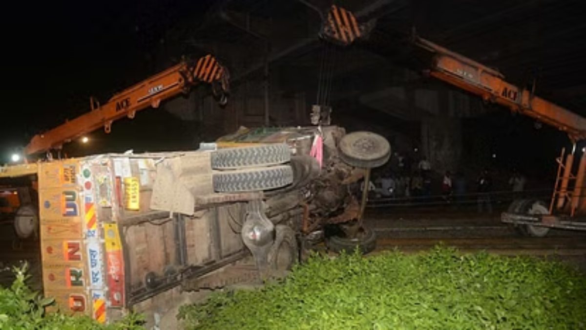 ACCIDENT BREAKING : 30 फीट ऊंचाई से रेलवे ट्रैक पर गिरा ट्रक, झांसी रेल लाइन ठप