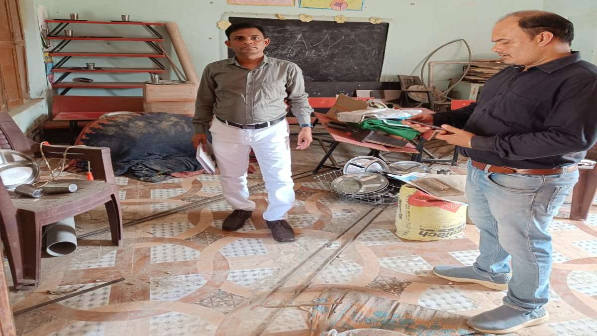 उल्टा चोर कोतवाल को डांटे ! BEO का निरीक्षण करना शिक्षक को नहीं भाया, अधिकारी की कलम तोड़ दी, स्कूल से भी भगाया