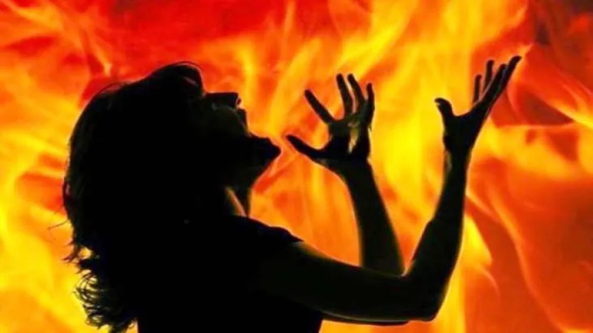 योगी जी! ये कहां का न्याय है… दबंगों ने दी रेप की धमकी,  पीड़िता पर ही पुलिस ने किया उल्टा केस, महिला वकील ने SSP ऑफिस के बाहर की आत्मदाह की कोशिश…