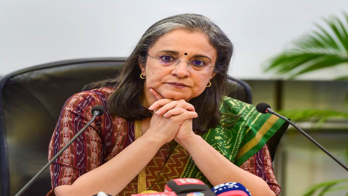SEBI Chief Madhabi Case : क्या SEBI Chief से हो सकती है पूछताछ, PAC जल्द जारी कर सकती है समन, जानिए पूरा मामला…