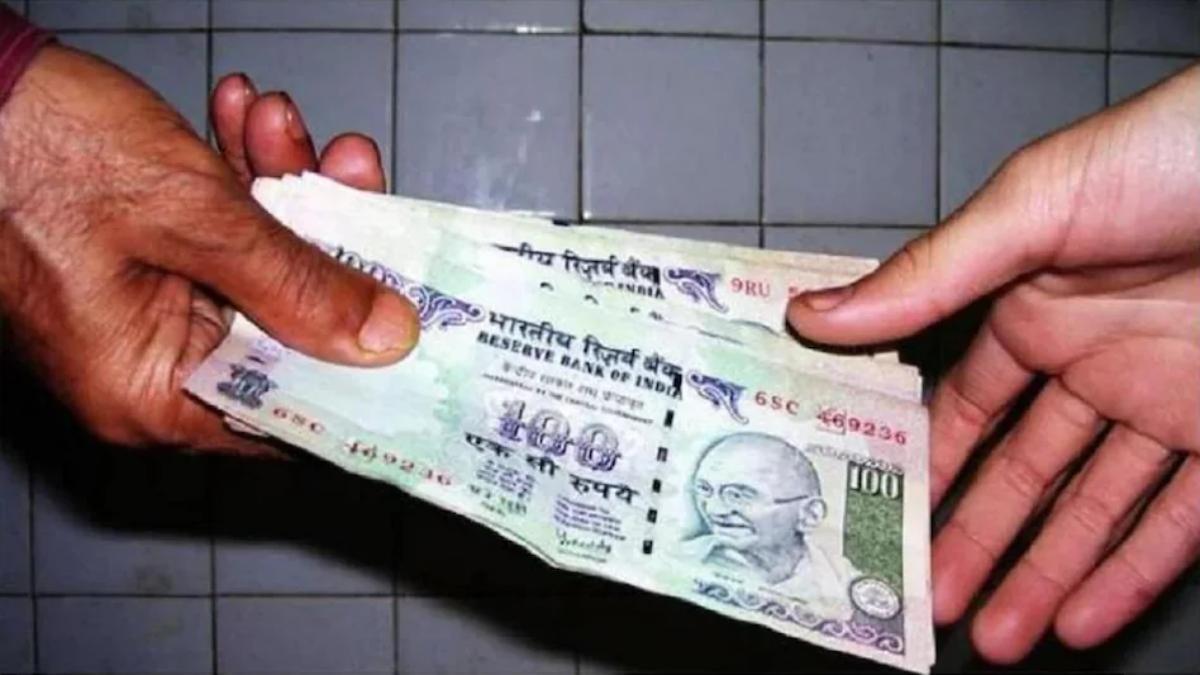 ये UP है…’घूस के बिना काम नहीं होगा’! NOC के लिए युवक से मांगी गई 2000 की रिश्वत, फिर RI के ड्राइवर ने की सेटिंग, देखें VIDEO…