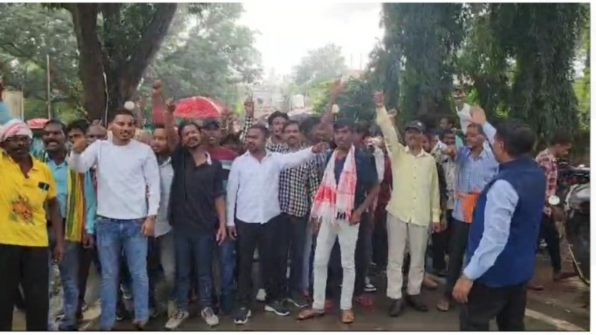 राजमिस्त्री हत्याकांड: हत्या के विरोध में आदिवासी समाज एकजुट, 2 करोड़ के मुआवजे की मांग, आईजी ने किया एसआई और आरक्षक को सस्पेंड