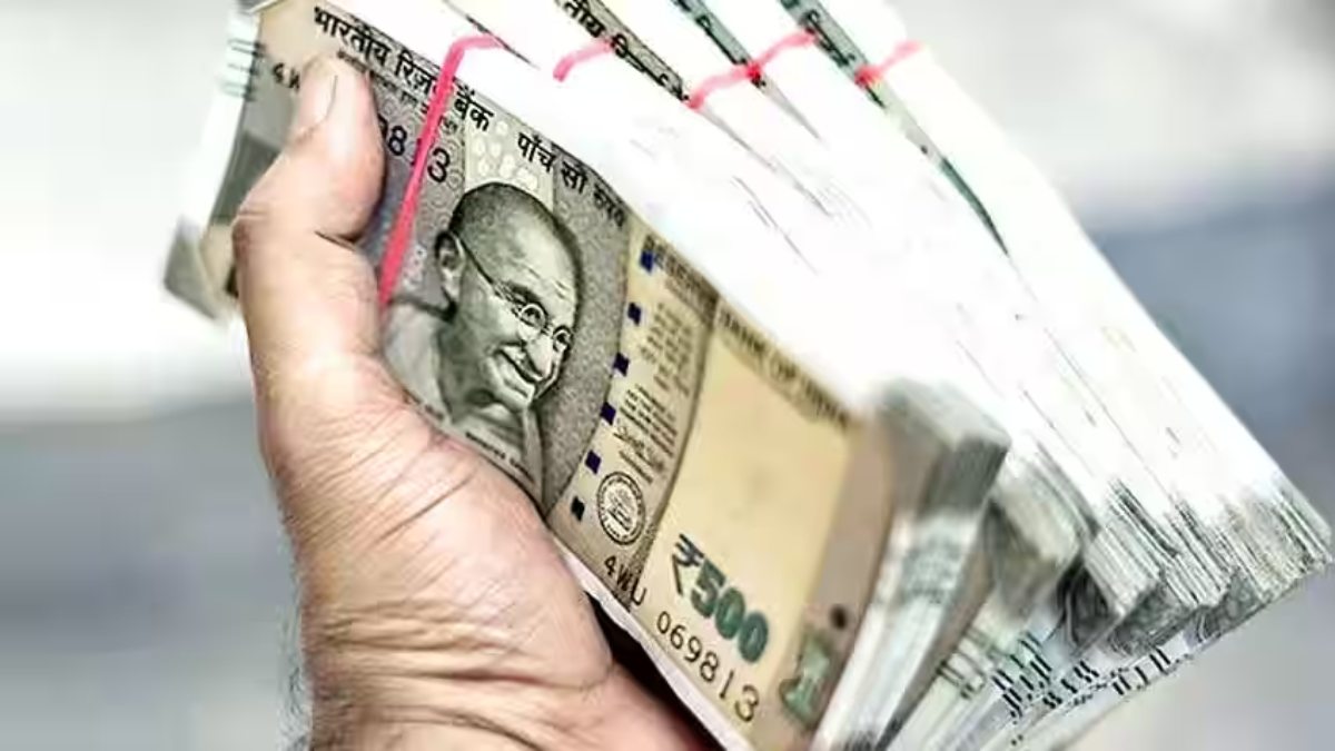 एक ने इमान दिखाया, दूसरे ने बेईमानी! पैसों से भरे बैग को थाने जमा कराने आया शख्स, पुलिस ने उसे ही बना दिया आरोपी