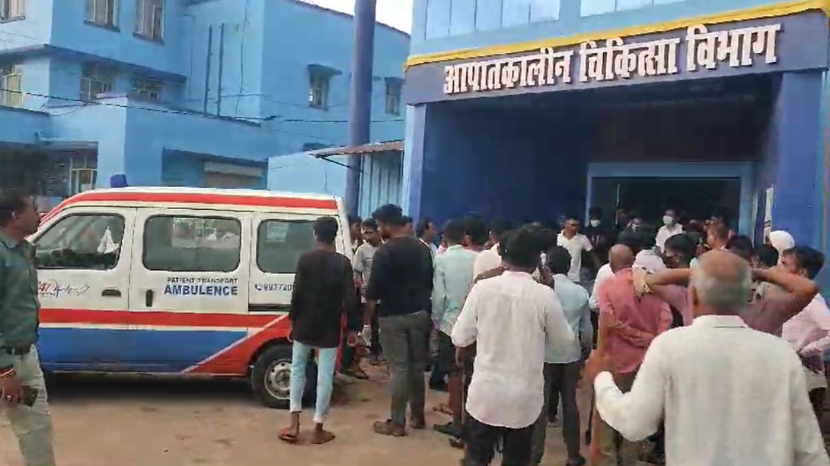 CG Breaking: पेड़ के नीचे बैठकर बात कर रहे थे 10 दोस्त, तभी आसमान से आई 7 की मौत…
