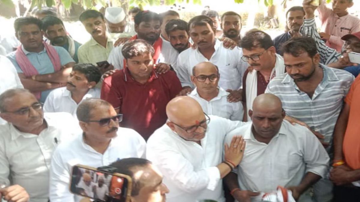 Sultanpur Encounter : कांग्रेस अध्यक्ष अजय राय पहुंचे मंगेश यादव के घर, पुलिस पर लगाया एनकाउंटर की आड़ में हत्या का आरोप