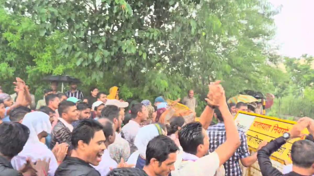SI भर्ती परीक्षा के ​रिजल्ट जल्द जारी करने की मांग: बरसते पानी के बीच अभ्यर्थियों ने किया पुलिस मुख्यालय का घेराव