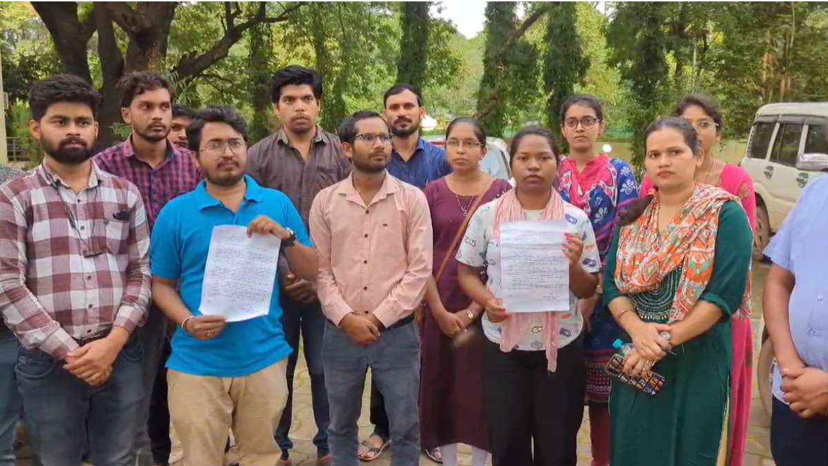 बस्तर और सरगुजा में बीएड धारी सहायक शिक्षकों पर मंडराया नौकरी जाने का खतरा, शिक्षा मंत्री से JOB बचाने की मांग