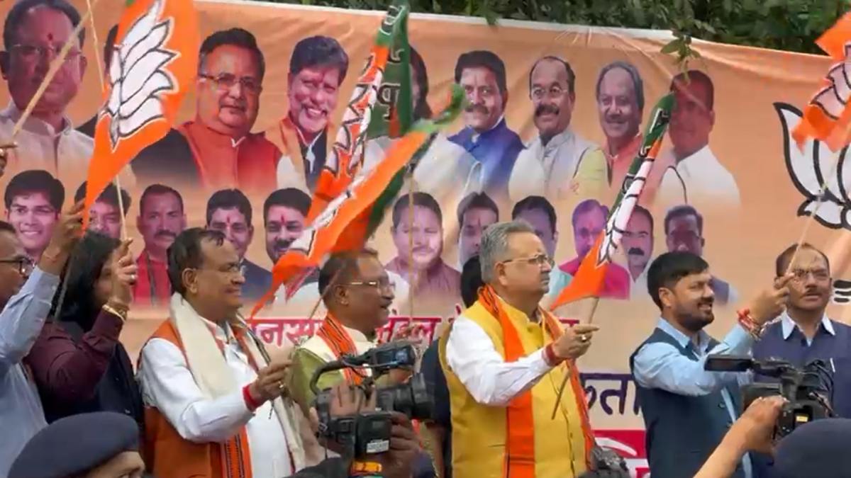 भाजपा कार्यकर्ता तीर्थयात्रा के लिए रवाना, सीएम साय और स्पीकर डॉ. सिंह ने दिखाई हरी झंडी