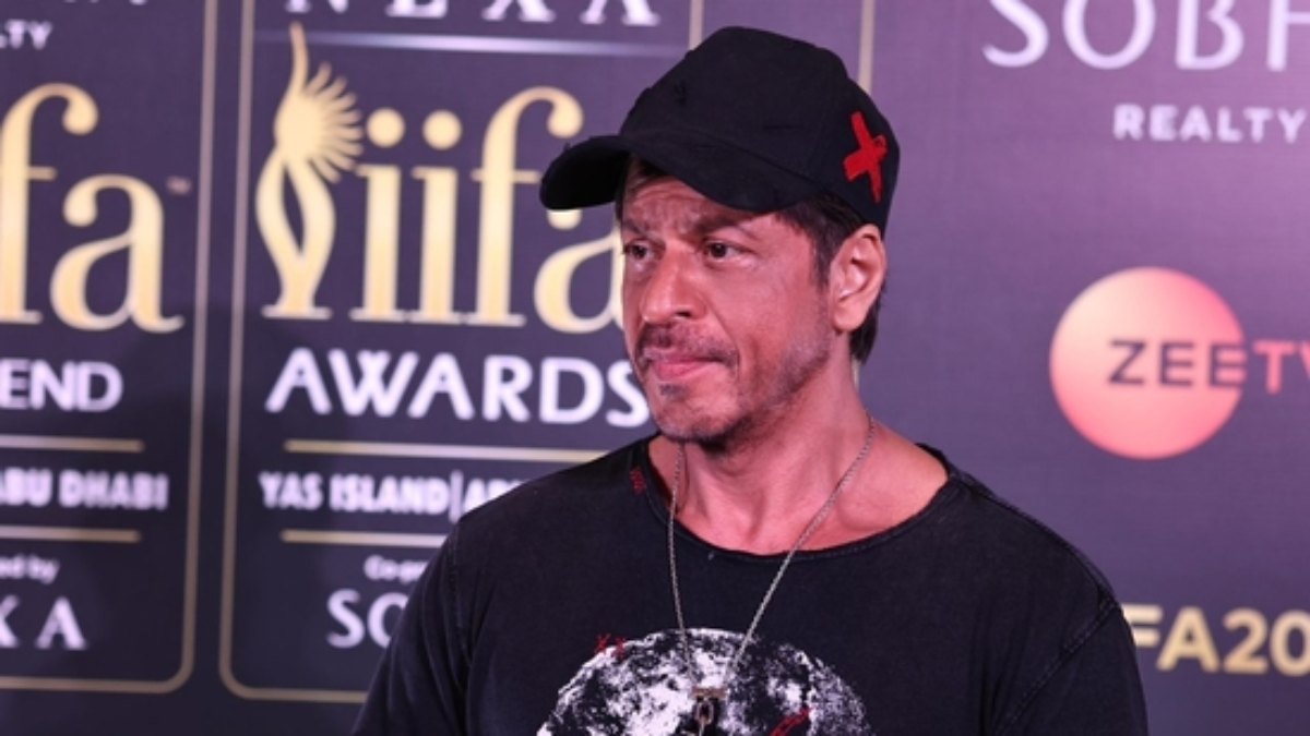 Shah Rukh Khan ने बदला अपना लुक, लंबे बालों को कटवाने के बाद लग रहे और भी जवान …