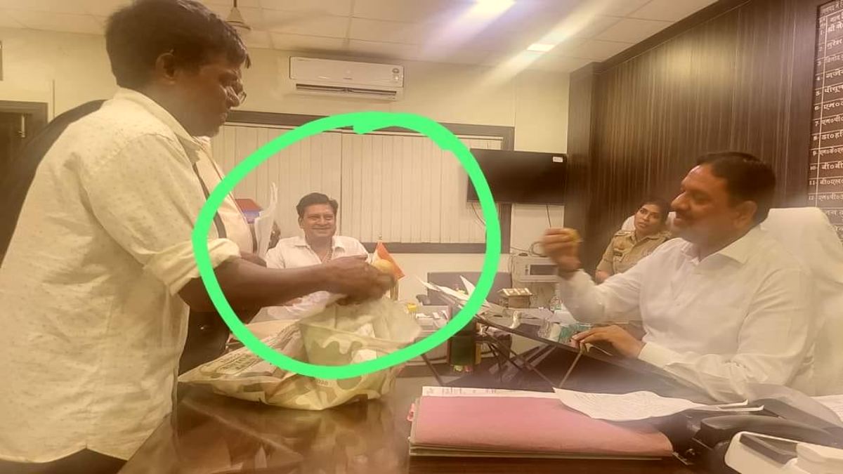 नहीं देखा होगा ऐसा DM! गरीब युवक का पराठा खाकर जिलाधिकारी ने सुनी समस्या, दोनों के बीच जो बात हुई जानकर नहीं होगा यकीन