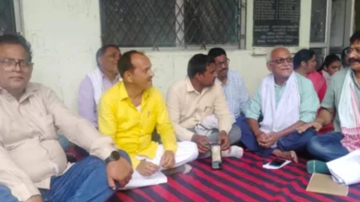 राजस्व वसूली कर्मी से मारपीट : समर्थन में उतरे प्रदेश के सभी नगर पालिका और निगम के कर्मचारी, कचरे के ढेर में तब्दील हुए शहर