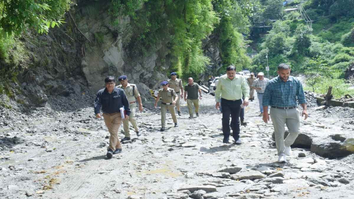 गढ़वाल कमिश्नर और मुख्यमंत्री सचिव ने की पुनर्स्थापन कार्यों की समीक्षा, भूस्खलन प्रभावित क्षेत्रों का किया निरीक्षण