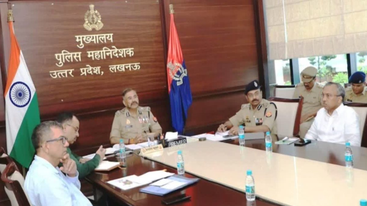 रेल ट्रैक बाधित करने और पत्थरबाजी करने वालों की अब खैर नहीं, डीजीपी ने रेल अधिकारियों की ली उच्च स्तरीय बैठक