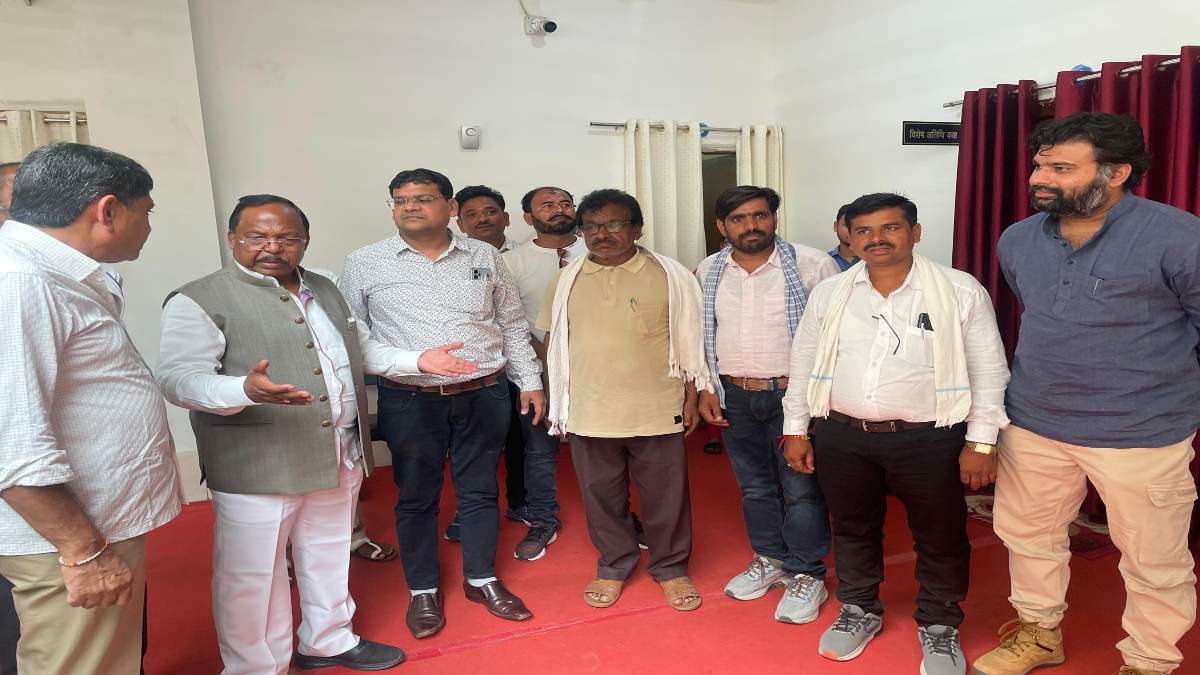 बीज निगम की मनमानी से परेशान किसानों ने की कृषि मंत्री नेताम से मुलाकात, बीजों की कीमत को लेकर दर्ज कराई शिकायत