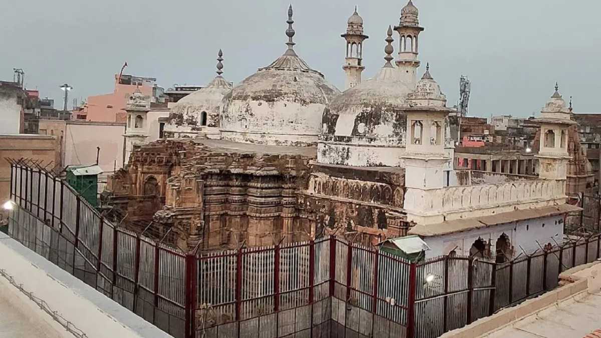 ज्ञानवापी मामले में हिंदू पक्ष को कोर्ट से बड़ा झटका, व्यास तहखाने की छत पर होते रहेगी नमाज, याचिका खारिज कर इस पर भी लगाई रोक…