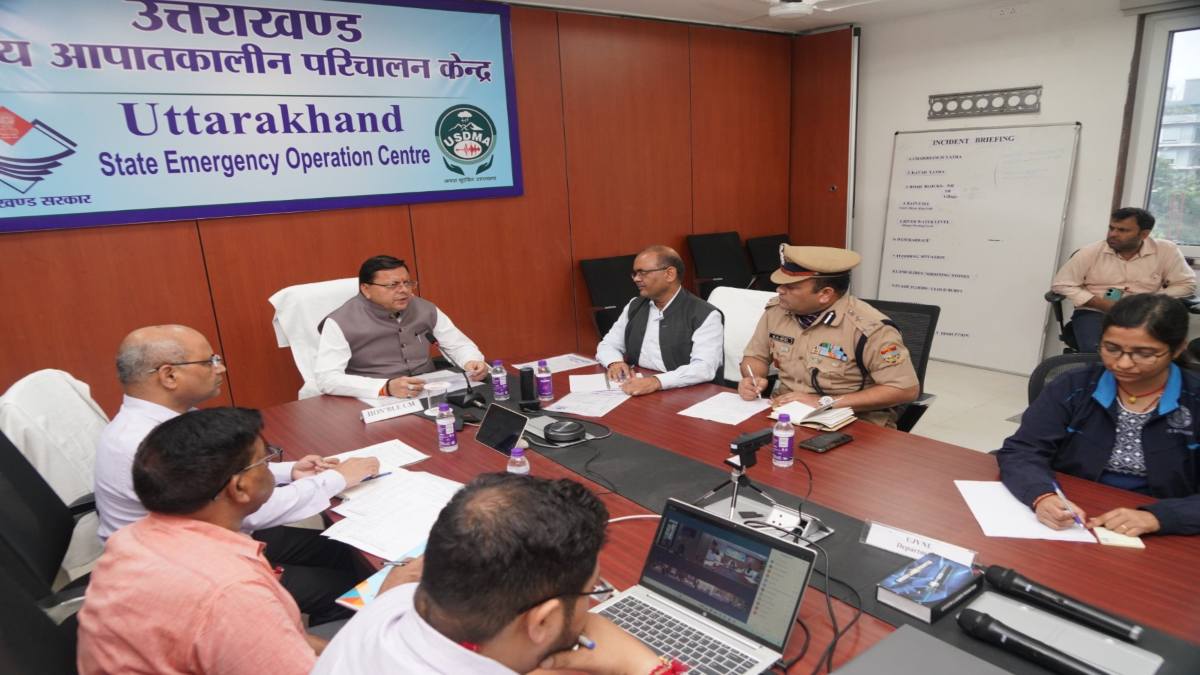 सीएम धामी ने ली बैठक, अतिवृष्टि और भूस्खलन संभावित क्षेत्रों की ली जानकारी, लोगों को सुरक्षित स्थान पर पहुंचाने और व्यवस्था सुनिश्चित करने का दिया निर्देश