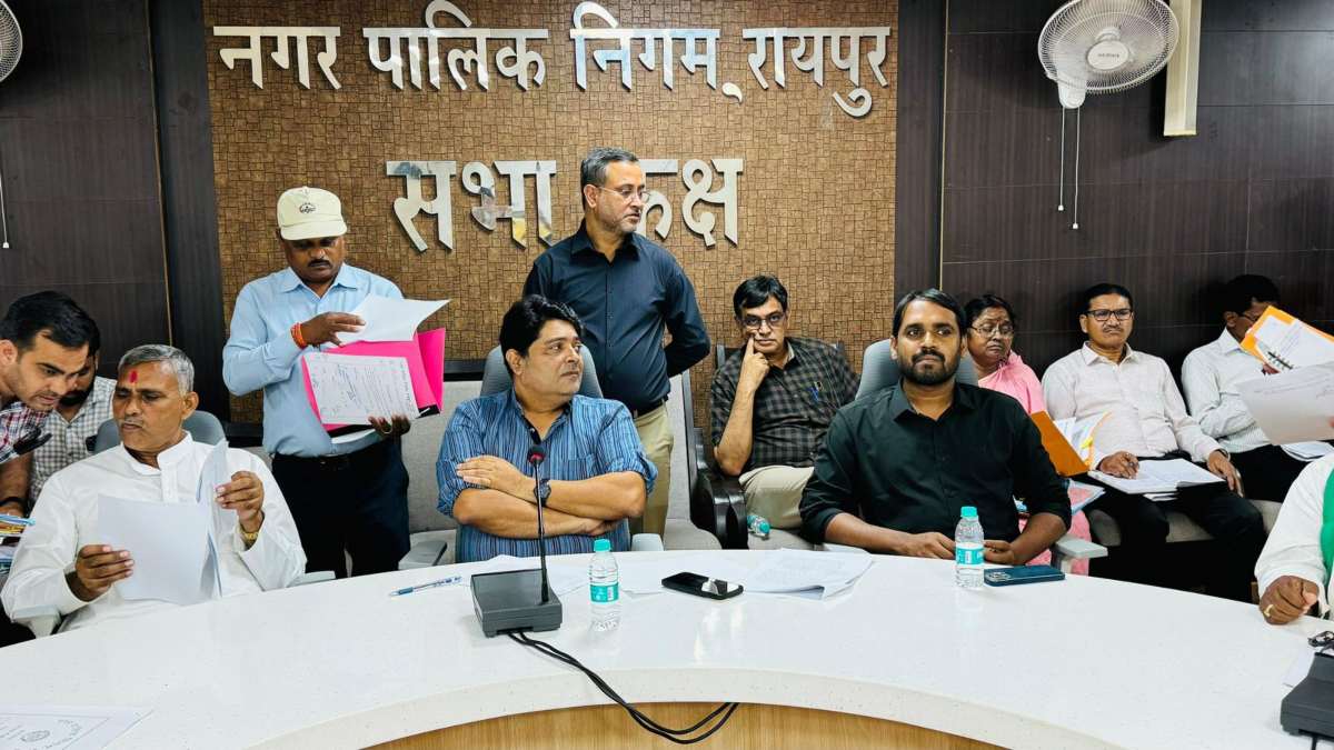 एमआईसी बैठक: राजधानी की सड़कें होगी बेहतर, मरम्मत के लिए मिले 12 करोड़, बनेंगे 10 नए एसी बस स्टॉप, इन एजेंडों पर लगी मुहर