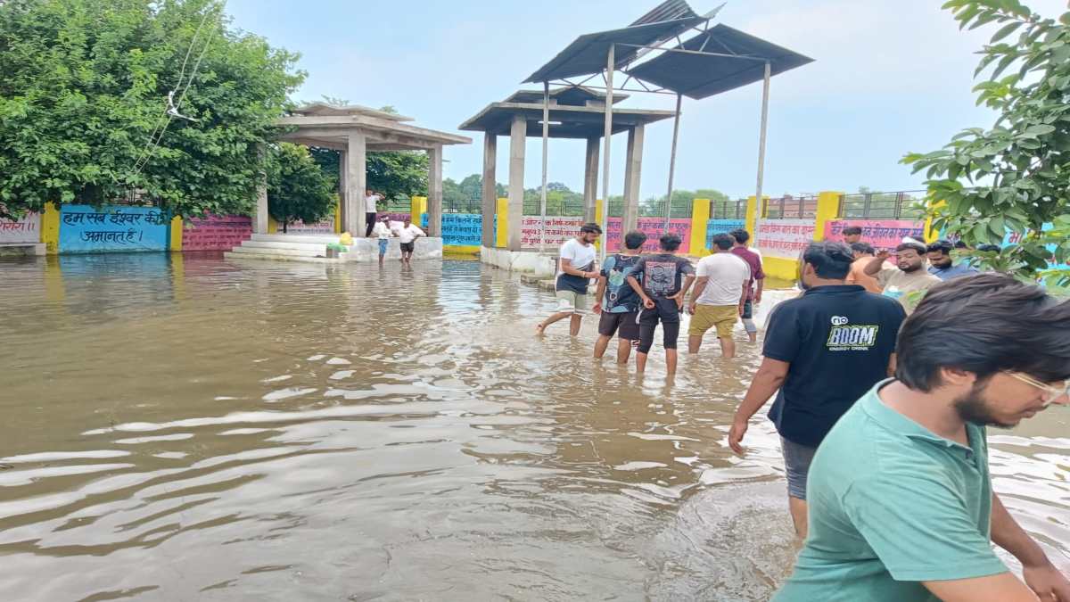 ‘मुसीबत में मुर्दे’: देख लीजिए UP के विकास के दावों की सुनहरी तस्वीर… श्मशान तालाब में तब्दील,’मुर्दा सिस्टम’ को संजीवनी की जरूरत