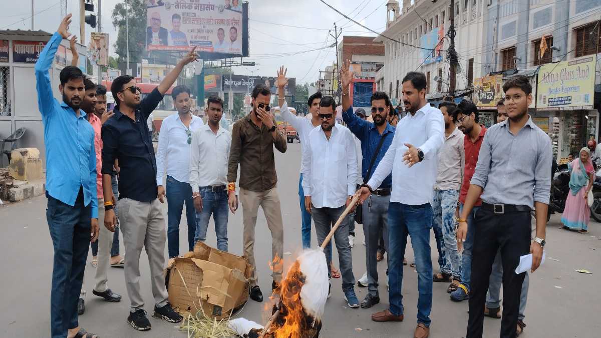मठाधीश और माफिया वाले बयान पर फंसे अखिलेश, भाजयुमो ने फूंका पुतला, कहा- ये गंदी मानसिकता का परिचायक, हिंदू समाज इसका जवाब देगा