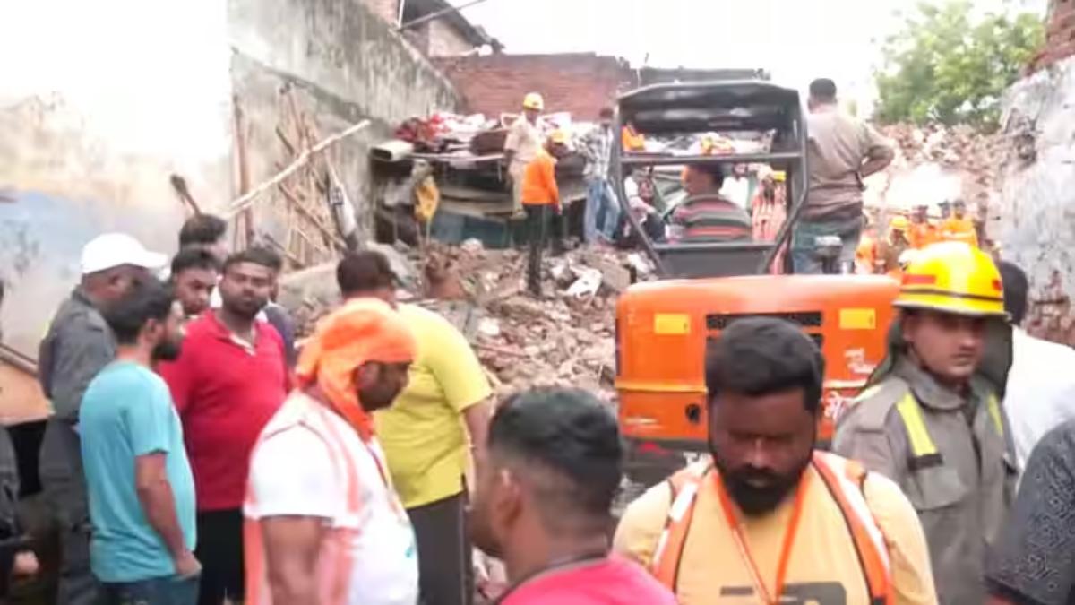 मलबे में ‘जिंदगी’ की तलाशः मेरठ में 3 मंजिला इमारत गिरने से 8 लोगों की मौत, 5 घायल, अब भी दबे हैं 2 लोग