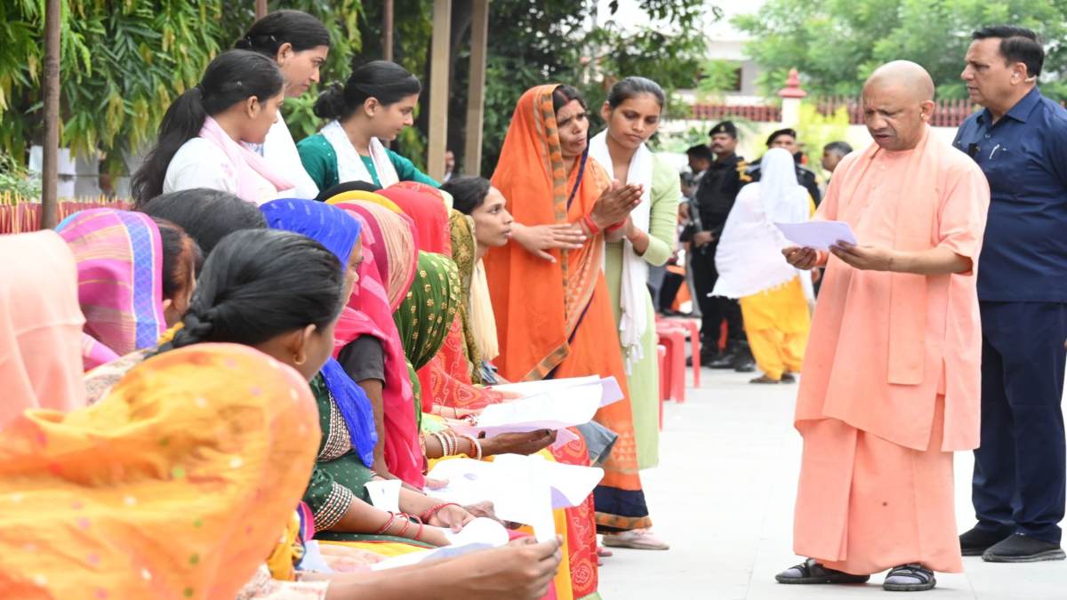 जनता से सीधा संवादः सीएम योगी ने लोगों की सुनी समस्याएं, अधिकारियों को निर्देश देते हुए दी ये हिदायत…